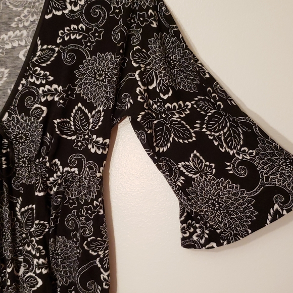 Express Womens SMALL Black and White Floral - Picture 3 of 6
